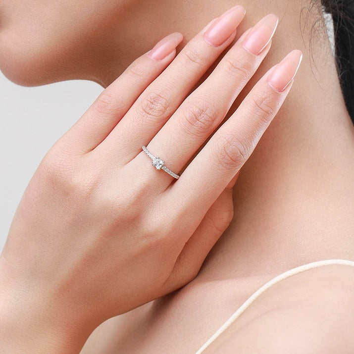 Anello in argento bianco