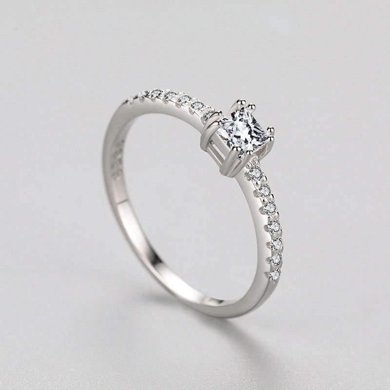 Anello in argento bianco