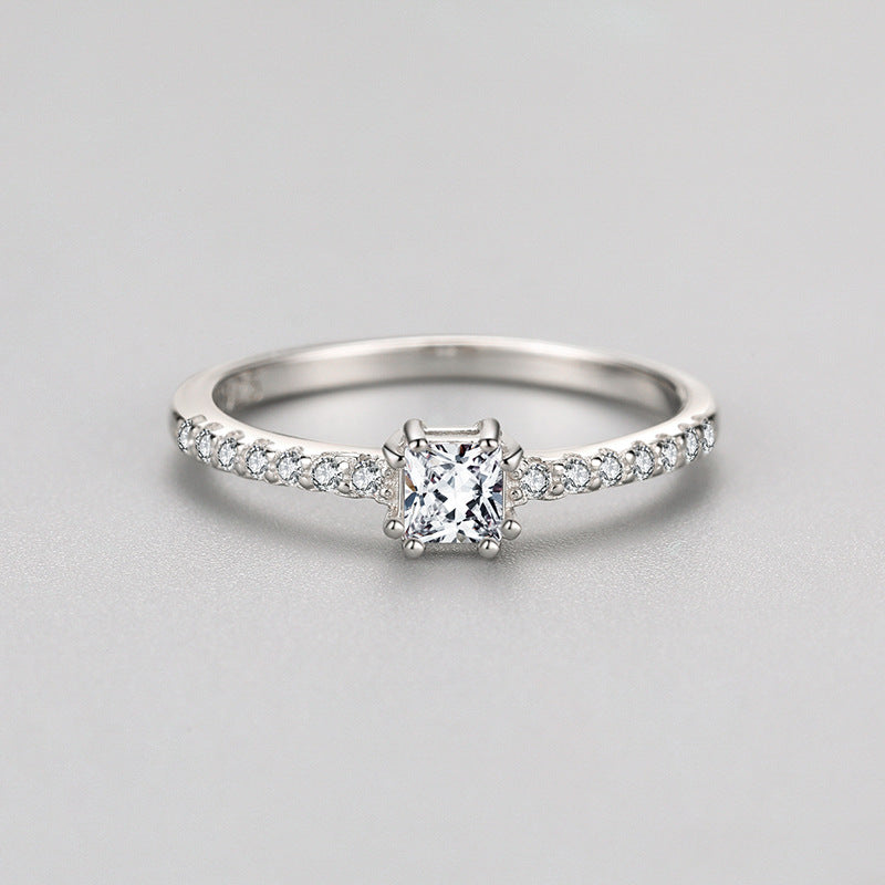 Anello in argento bianco