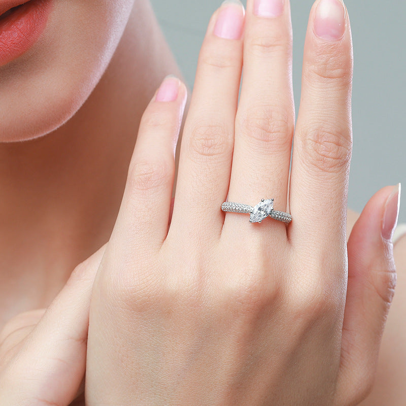 Anello in argento bianco