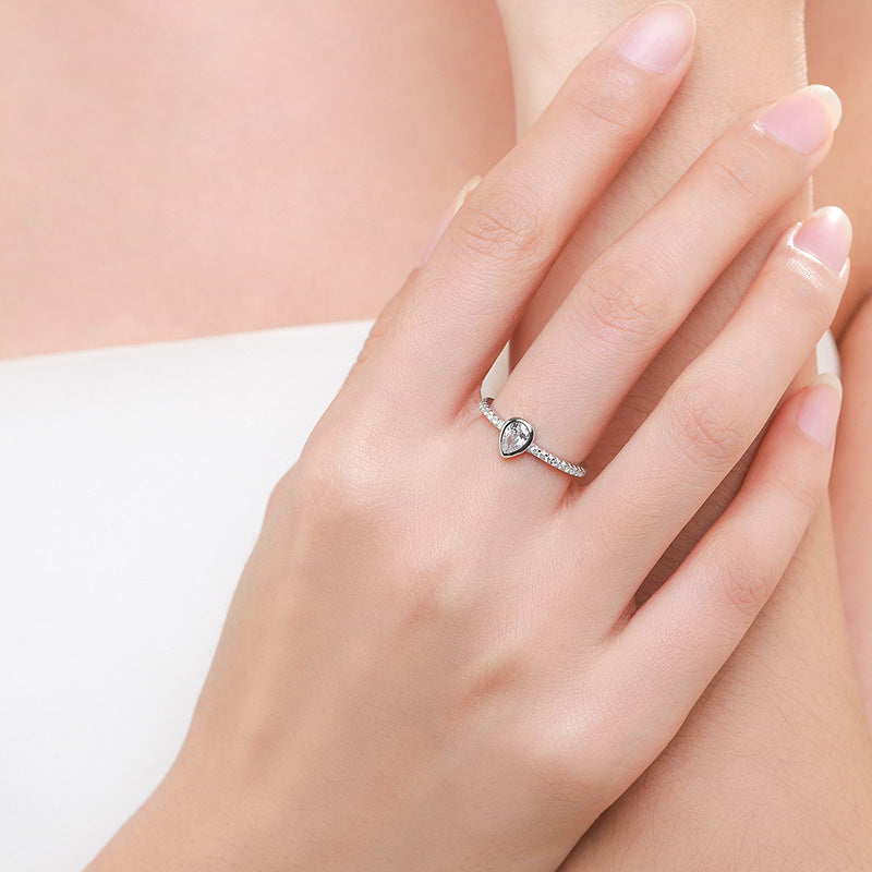 Anello in argento bianco