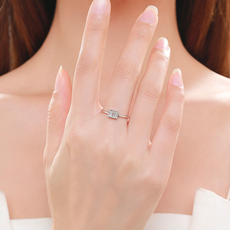 Anello in argento bianco