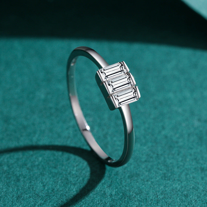 Anello in argento bianco